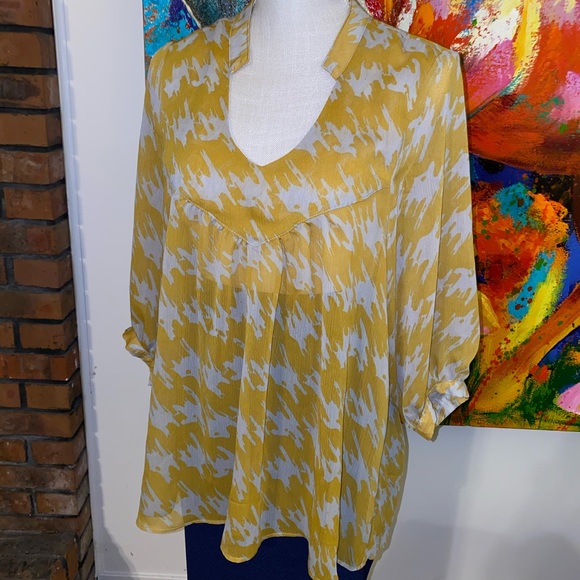 Mustard houndstooth top - Picture 3 of 4